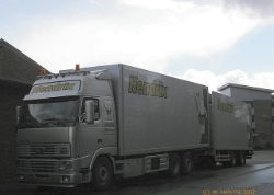 Volvo-FH12-KUEKOHZ-silber-Hendrix-(NL)[1]